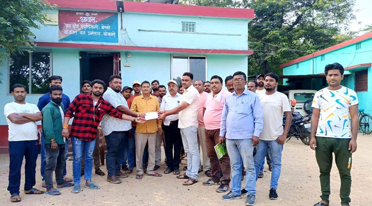 ग्रामीणों ने बेरमो के वन क्षेत्र पदाधिकारी को दी लिखित शिकायत 