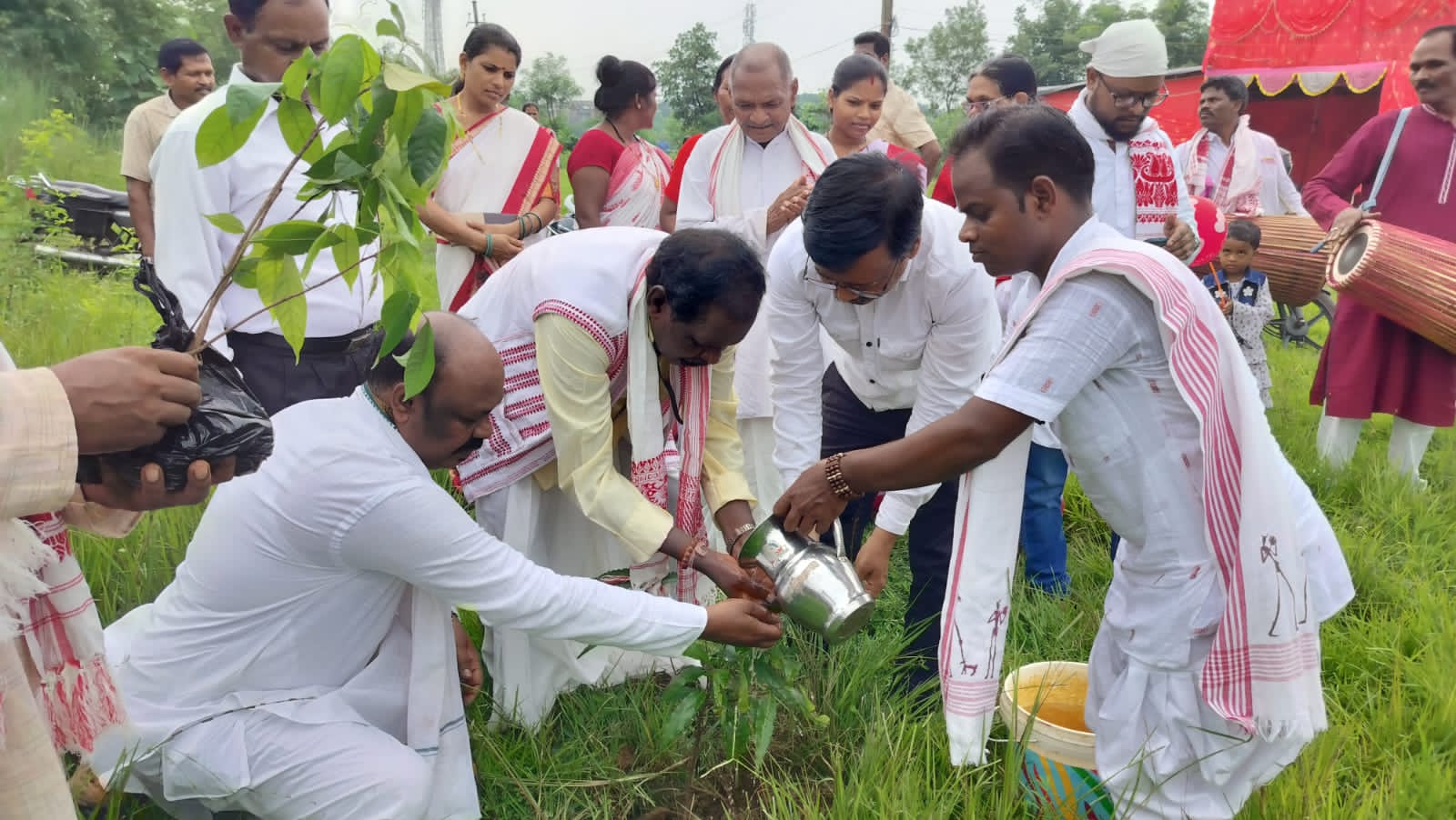 बोकारो: सरना स्थल में धूमधाम से मनाया गया विश्व आदिवासी दिवस