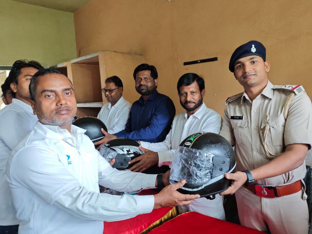 गोमिया थाना में ‘We’re your Friends in Uniform!’ अभियान के तहत स्वयंसेवकों को किया गया सम्मानित