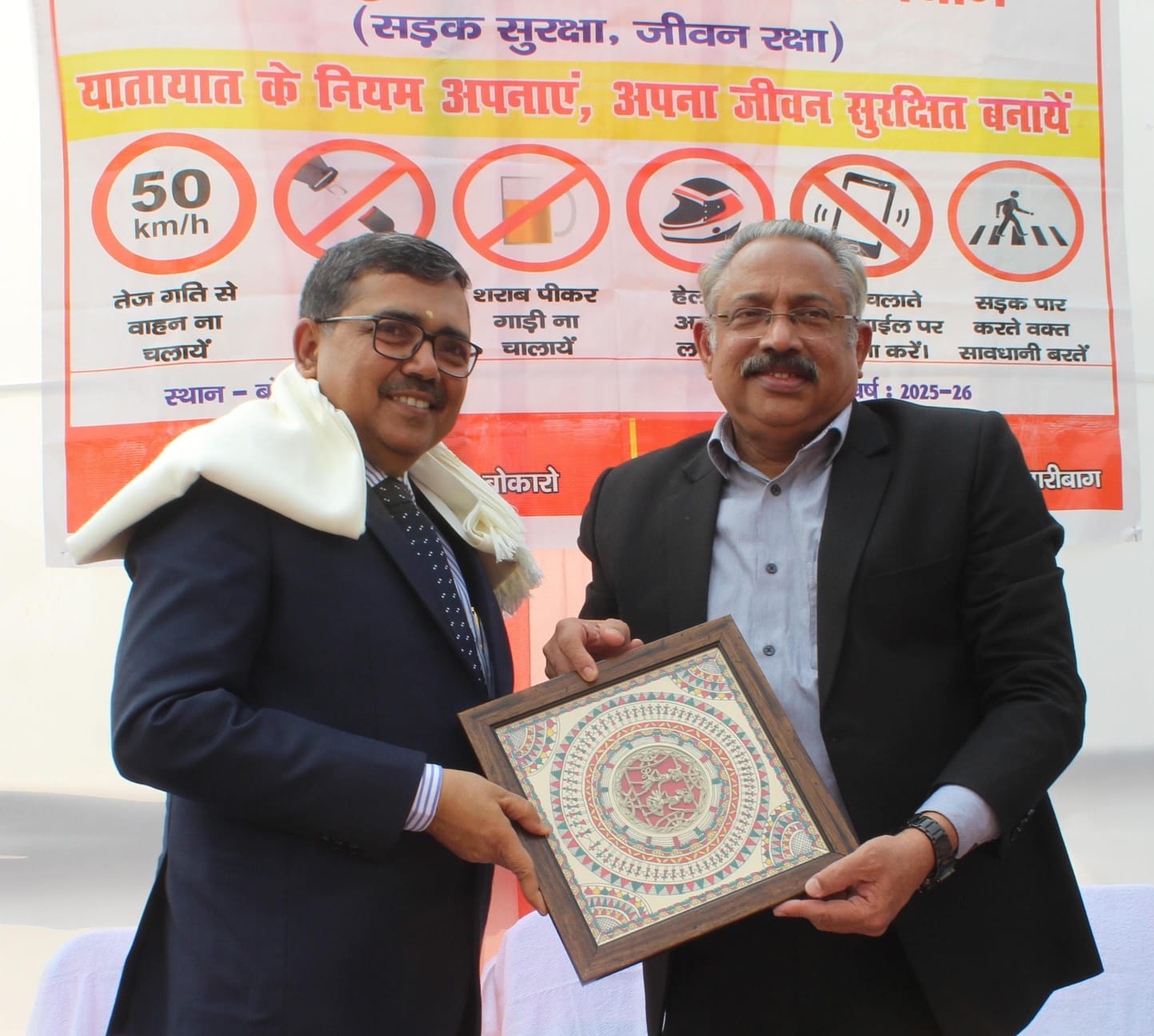 सड़क सुरक्षा जन-जागरूकता हेतु ONGC द्वारा बोकारो यातायात पुलिस को 31 बैरिकेड हस्तांतरित